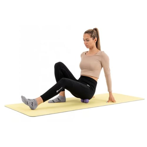 Muskelregeneration mit Doppel-Massageball auf Yogamatte von Hop-Sport