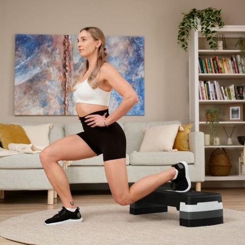 Frau beim plyometrischen Training mit Hop-Sport Stepper