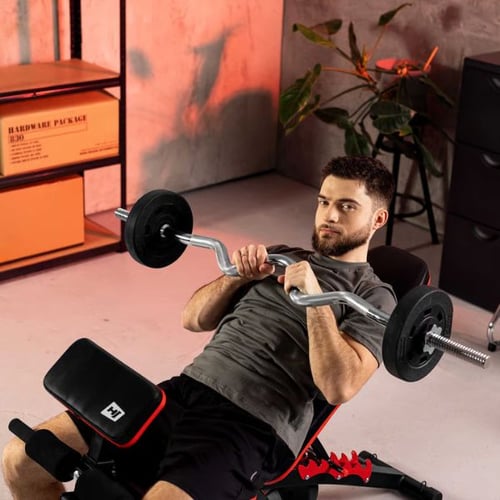 izepstraining auf Schrägbank mit Super SZ Curlstange und Hop-Sport Hantelscheiben