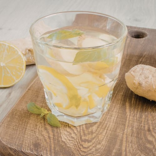 Zitronen Ingwer Wasser vor Training auf leerem Magen