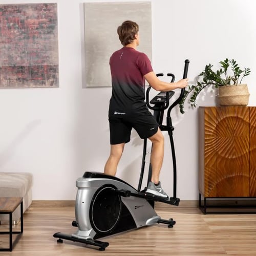 Mann trainiert auf silbernem Hop-Sport Crosstrainer zuhause – ideal zum Abnehmen und Ausdauer verbessern