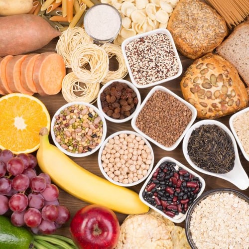 Gesunde Kohlenhydrate aus Obst, Gemüse, Hülsenfrüchten und Vollkornprodukten für Boxer