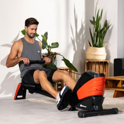 Mann beim Training auf einem Hop-Sport Rudergerät
