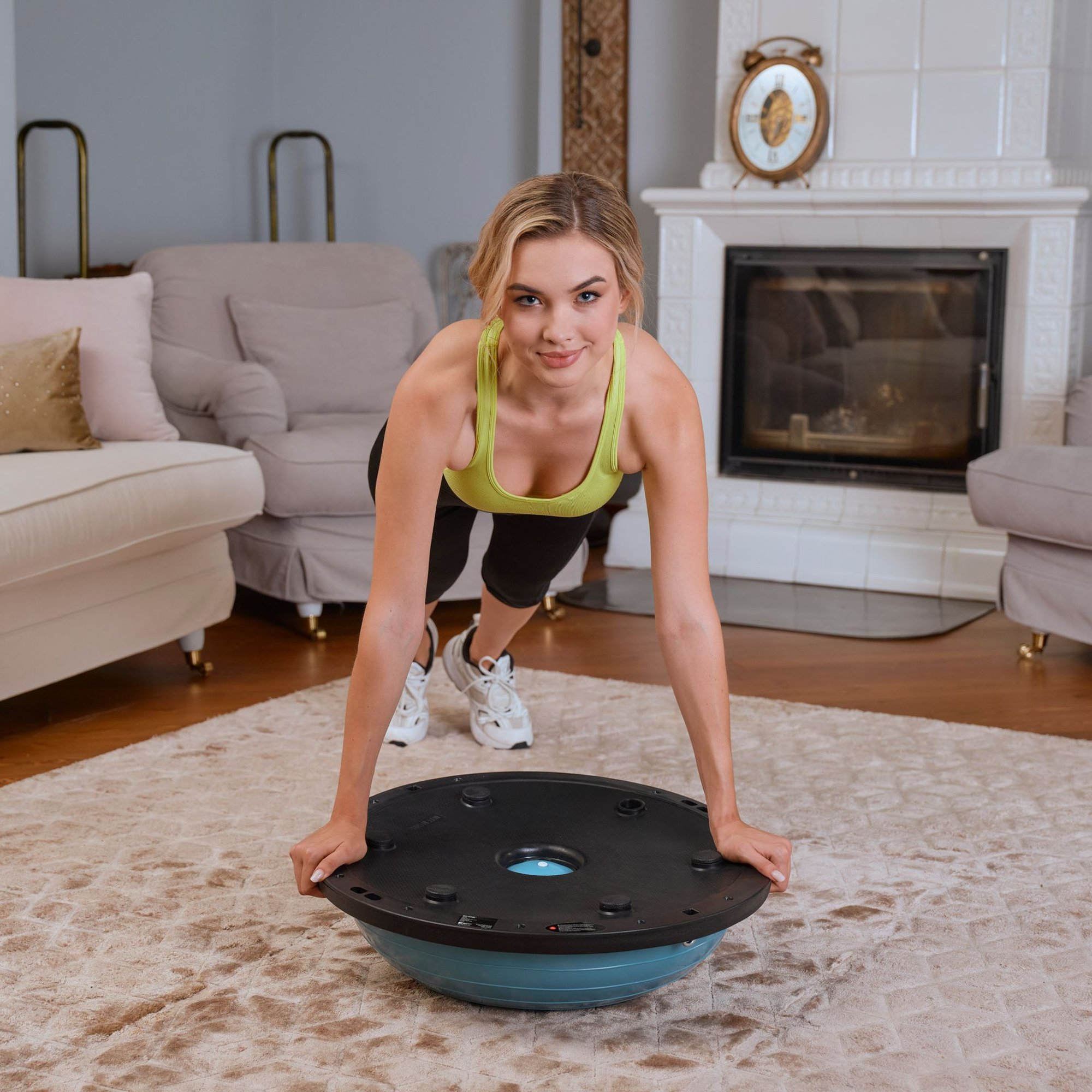 Frau trainiert mit dem Hop-Sport Balance Trainer pastellblau