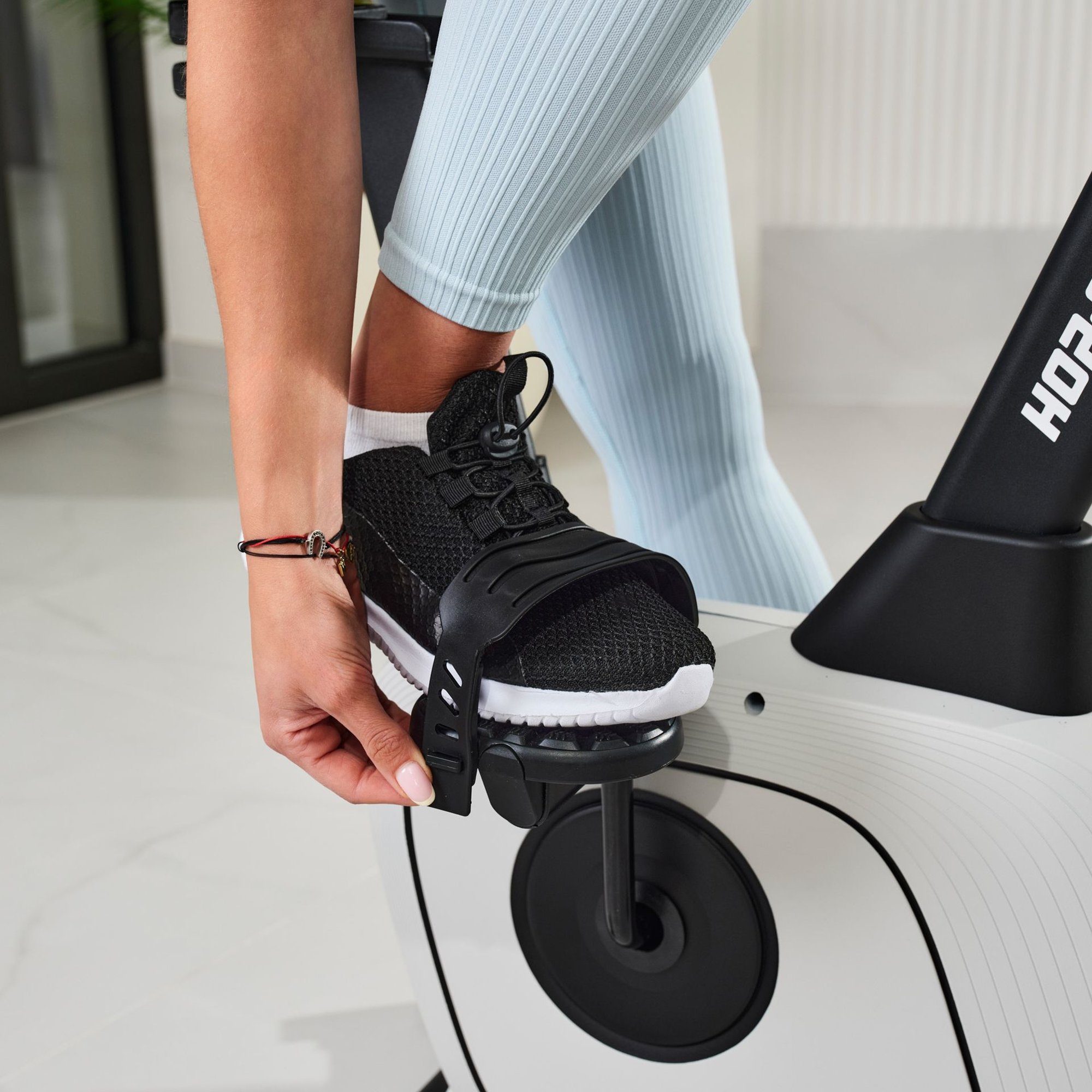 Rutschfeste Pedale mit Sicherheitsriemen am Heimtrainer HS-3000H Nexon für stabilen Halt beim Training