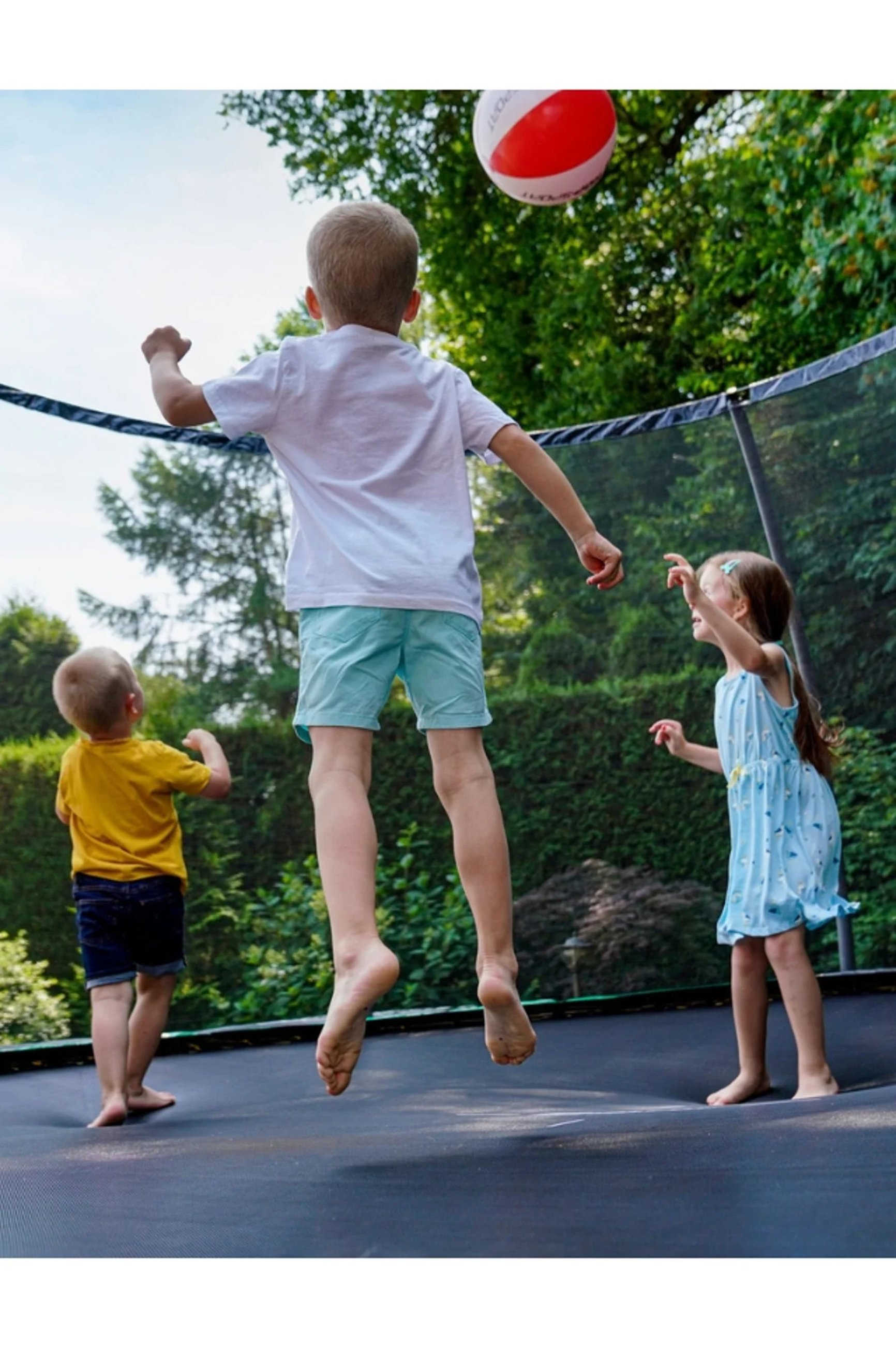 Die Kinder springen auf der Trampoline von Hop-Sport
