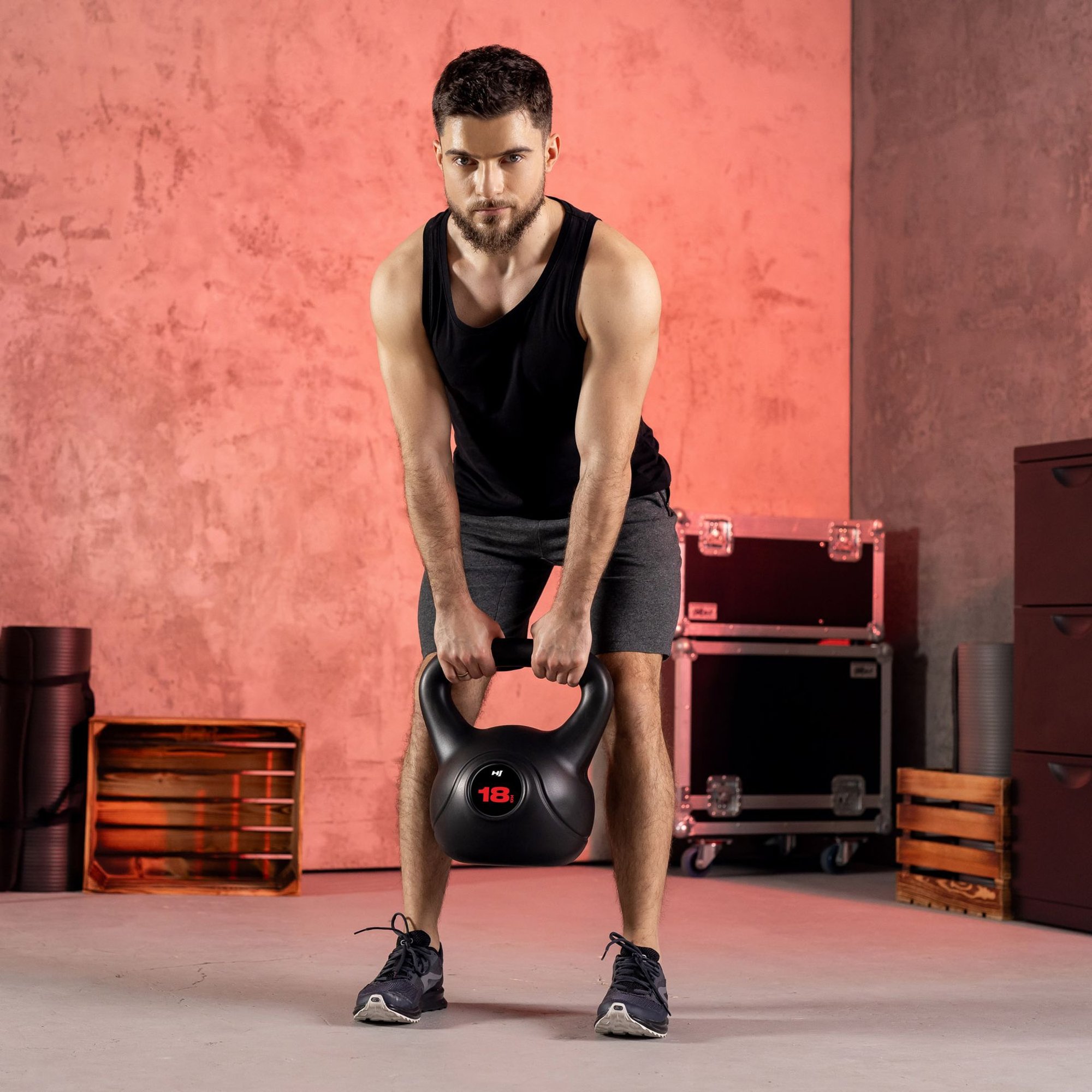 Der Mann mit Hop-Sport Kunststoff Kettlebell