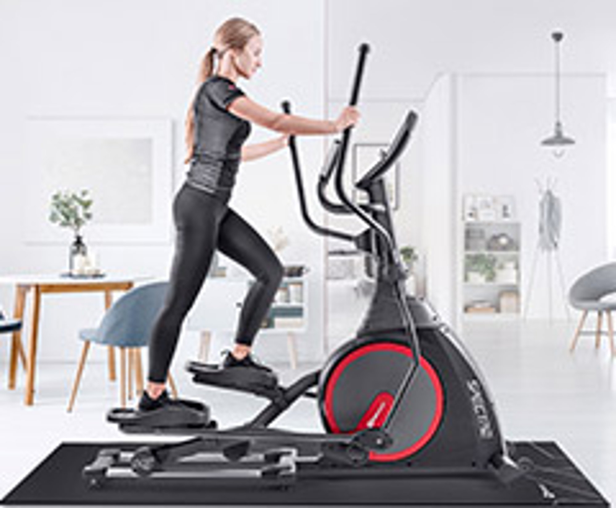 Eine Frau trainiert auf einem Crosstrainer von Hop-Sport