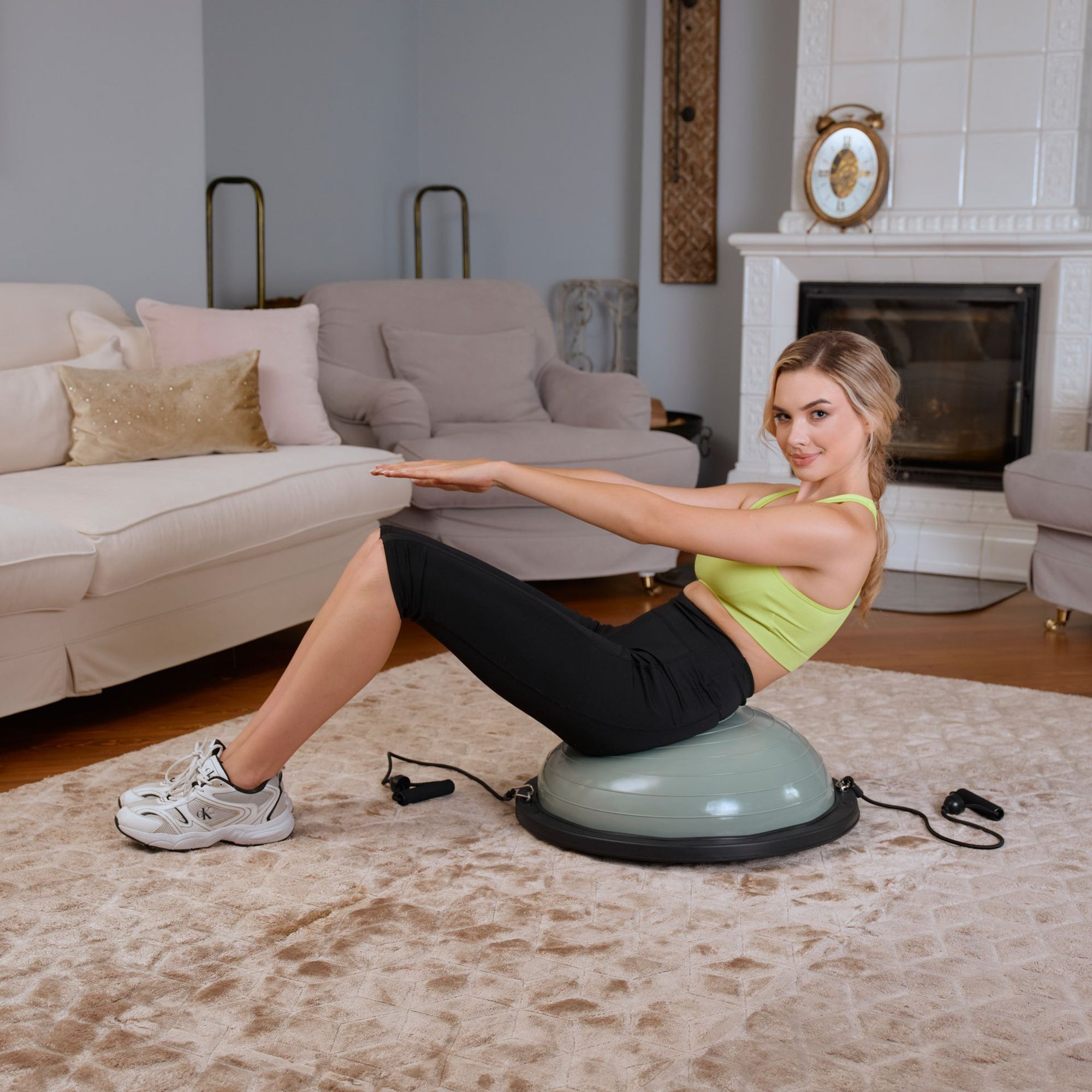 Frau trainiert mit dem Hop-Sport salbeigrun Balance Trainer – Bauchmuskelübungen