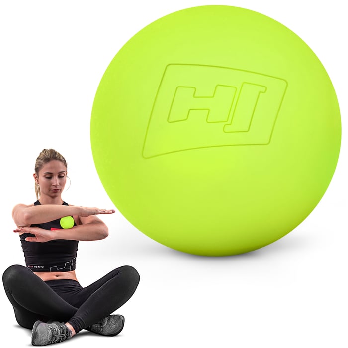 Selbstmassage mit Faszienball von Hop-Sport zur Entspannung verspannter Muskeln nach dem Training