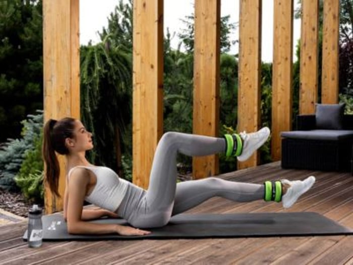 Gewichtsmanschetten – 10 Übungen für ein effektives Training zuhause