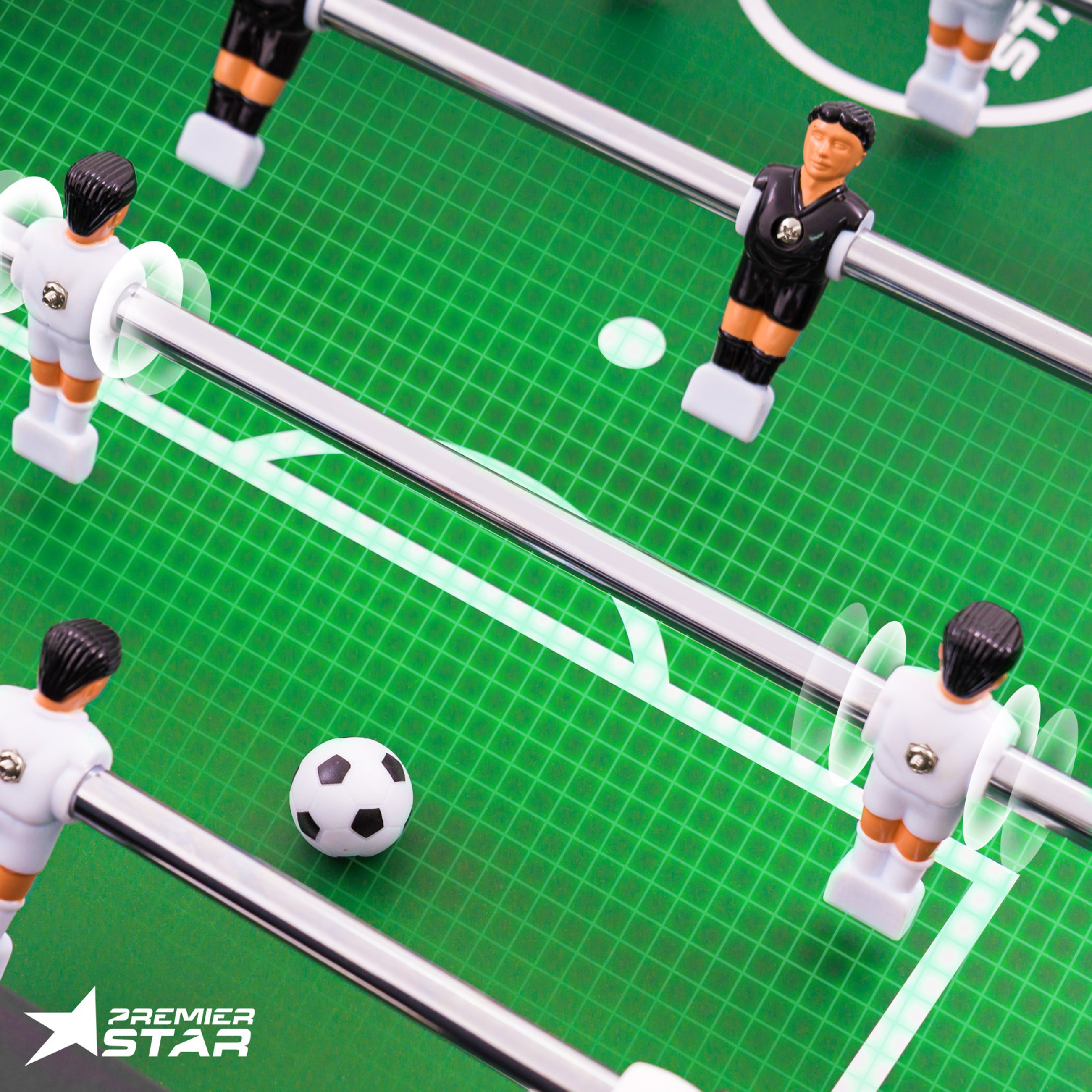 Spielfeld mit der neutralen, grünen Oberfläche, Spielfiguren auf verzinkt- und verchromten Hohlstangen, inklusive 3 Spielbälle