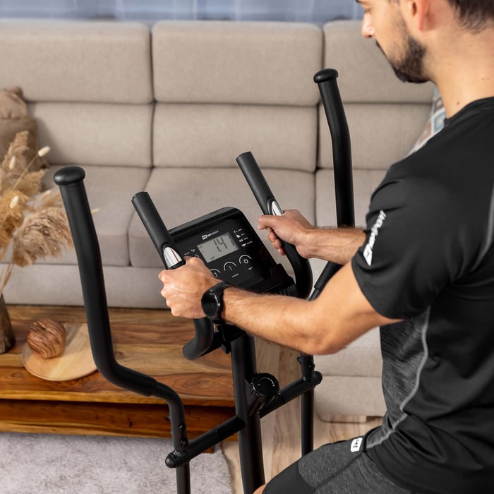 Pulssensoren an den Griffen – für sicheres, effektives Ausdauertraining mit Displayanzeige.