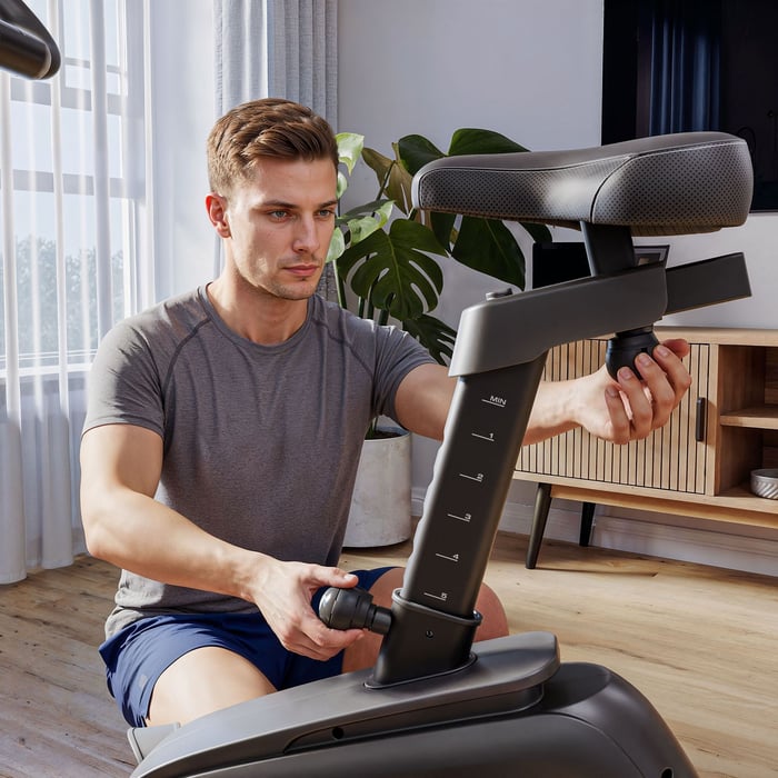 Heimtrainer Atrox mit dem Sattel sowohl vertikal, als auch horizontal verstellbar. 