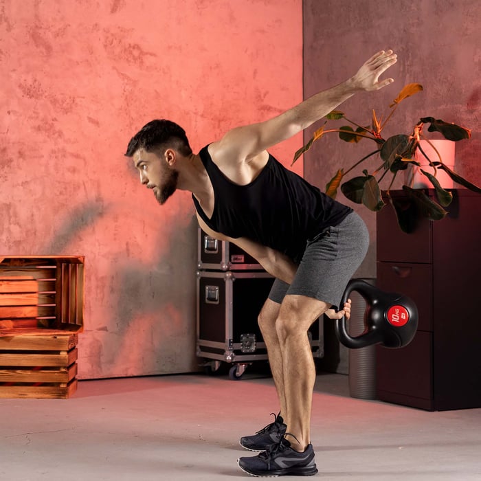 Kettlebell recouverte de plastique durable, parfaite pour les séances de fitness quotidiennes.